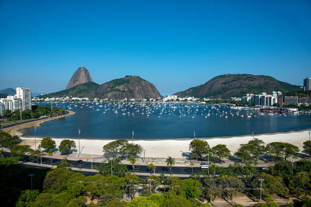 Emergency Pause in Rio RIO DE JANEIRO, BRAZIL, MAR 26: EMERGENCY PAUSE IN RIO - View of Botafogo beach with Sugar Loaf and Aterro do Flamengo highway almost empty on a Friday since the mayor declared a 10-day emergency pause in activities in an attempt to reduce COVID-19 cases in the city on March 26, 2021. ( Photo by Chico Ferreira Penta Press ) Rio de Janeiro Brazil 6427_235953 Copyright: xChicoxFerreira PentaxPressx