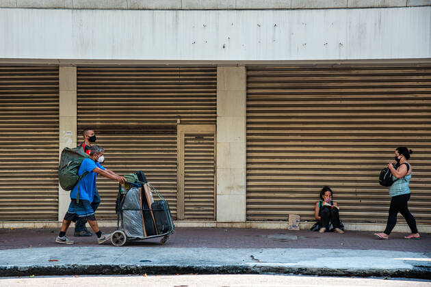 Emergency Pause in Rio RIO DE JANEIRO, BRAZIL, MAR 26: EMERGENCY PAUSE IN RIO - Homeless people wakk in front of closed store in the high-end neighborhood of Ipanema since the mayor declared a 10-day emergency pause in activities in an attempt to reduce COVID-19 cases in the city on March 26, 2021. ( Photo by Chico Ferreira Penta Press ) Rio de Janeiro Brazil 6427_235959 Copyright: xChicoxFerreira PentaxPressx
