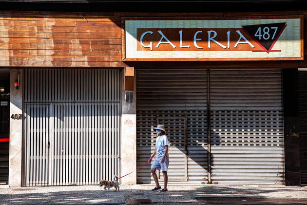 Emergency Pause in Rio RIO DE JANEIRO, BRAZIL, MAR 26: EMERGENCY PAUSE IN RIO - closed store in the high-end neighborhood of Ipanema since the mayor declared a 10-day emergency pause in activities in an attempt to reduce COVID-19 cases in the city on March 26, 2021. ( Photo by Chico Ferreira Penta Press ) Rio de Janeiro Brazil 6427_235960 Copyright: xChicoxFerreira PentaxPressx