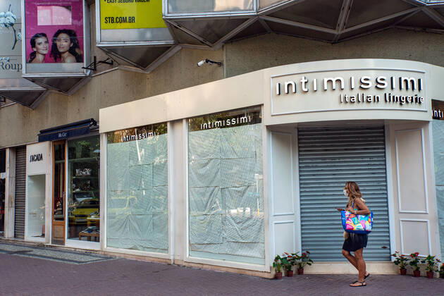 Emergency Pause in Rio RIO DE JANEIRO, BRAZIL, MAR 26: EMERGENCY PAUSE IN RIO - closed store in the high-end neighborhood of Ipanema since the mayor declared a 10-day emergency pause in activities in an attempt to reduce COVID-19 cases in the city on March 26, 2021. ( Photo by Chico Ferreira Penta Press ) Rio de Janeiro Brazil 6427_235961 Copyright: xChicoxFerreira PentaxPressx