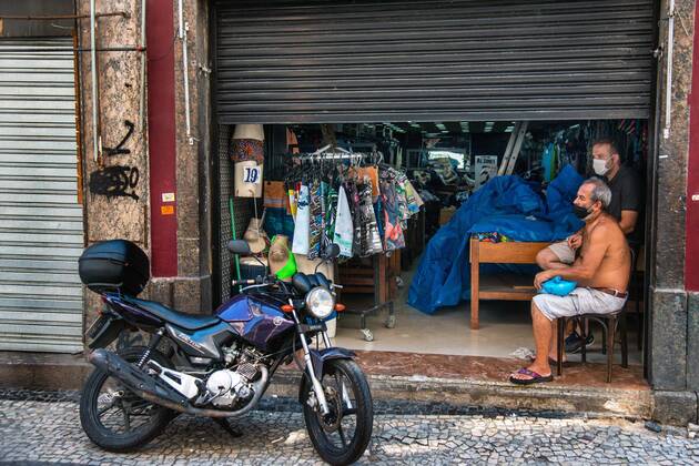 Emergency Pause in Rio RIO DE JANEIRO, BRAZIL, MAR 26: EMERGENCY PAUSE IN RIO - stores with semi-closed doors to circumvent the restriction of opening at a downtown popular shopping street since the mayor declared a 10-day emergency pause in activities in an attempt to reduce COVID-19 cases in the city on March 26, 2021. ( Photo by Chico Ferreira Penta Press ) Rio de Janeiro Brazil 6427_235965 Copyright: xChicoxFerreira PentaxPressx