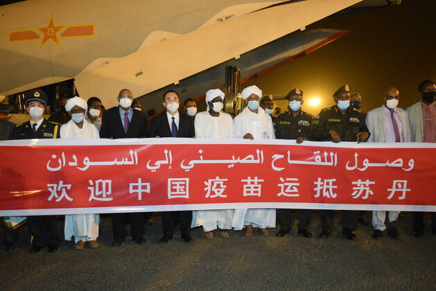 (210327) -- KHARTOUM, March 27, 2021 -- Chinese Ambassador to Sudan Ma Xinmin (4th L, front) and Sudanese officials pose for a group photo while receiving the Chinese vaccines at the Khartoum International Airport in Khartoum, Sudan, March 26, 2021. A batch of China s Sinopharm COVID-19 vaccines, donated by the Chinese government to Sudan, arrived here on Friday. ) SUDAN-KHARTOUM-CHINESE VACCINE-ARRIVAL MaxYichong 