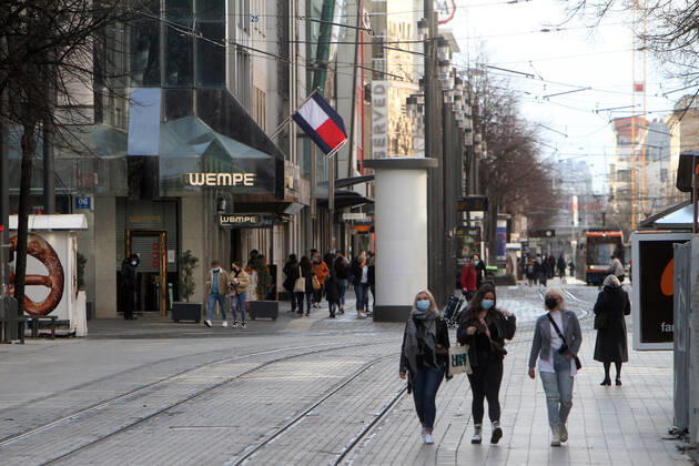 The shopping street and pedestrian zone Planken in the city centre of Mannheim is well frequented by passers-by despite closed shops and department stores, Baden Württemberg, Germany
