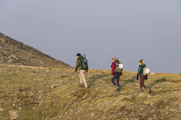 IMAGO Creative: Klimawandel - Nachhaltiges Reisen Male and female friends hiking together on mountain during vacation Crestone, CO, United States CR_BRHU210328-687325-01 ,model released, Symbolfoto