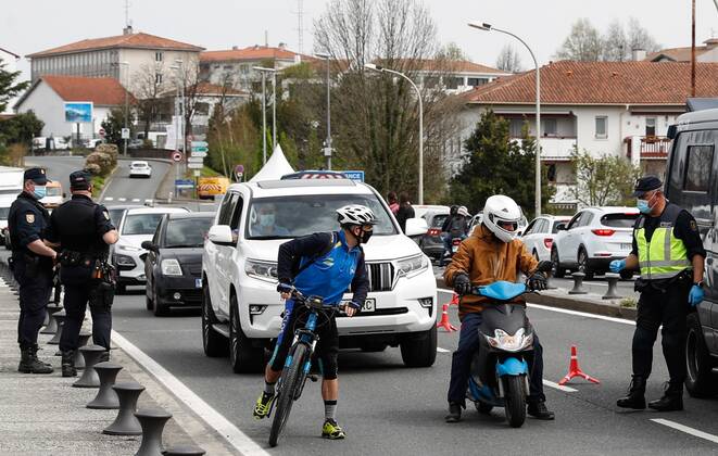 National policemen make a control to the vehicles which come from France to check if the drivers have a negative coronavirus test to enter to Spain at Santiago Bridge, in Irun, Basque Country, Spain on 30 March 2021. Controls to enter to Spain at the France border !ACHTUNG: NUR REDAKTIONELLE NUTZUNG!  Copyright: xJuanxHerrerox GRAFCAV4167 20210330-637527140569621223