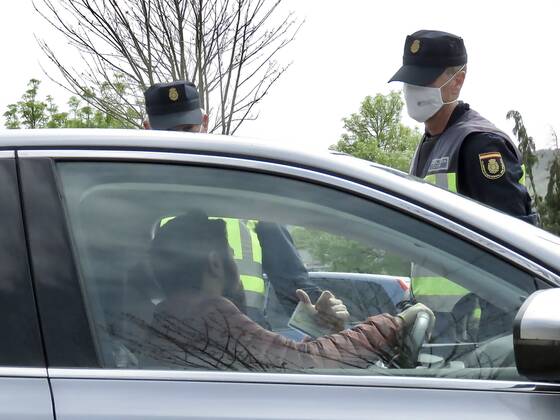 Two national police officers at a checkpoint at the border with France, in Irun, Euskadi (Spain), on 30 March 2021. According to an order of the Official State Gazette (BOE), passengers coming from France must present a diagnostic test with negative result in COVID-19, performed within 72 hours prior to arrival in Spain. Thus, all travelers from France, wherever they enter, are required to present this negative PCR to cross the border, 30 MARCH 2021;IRUN;EUSKADI;BASQUE COUNTRY;BORDER;TOURISM Javi Colmenero LagenciaEP 03 30 2021 IRUN, BASQUE COUNTRY IRUN, BASQUE COUNTRY Spain Copyright: xJavixColmenerox 3627795