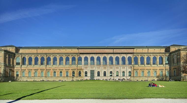 People sunbathing behind the south side of the Alte Pinakothek, Munich, Upper Bavaria, Bavaria, Germany, Europe Copyright: imageBROKER/ManfredxBail ibxabc06715896.jpg