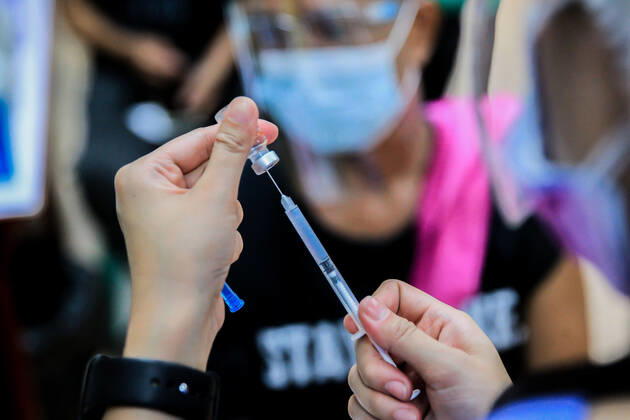 (210331) -- MANILA, March 31, 2021 -- A health worker prepares a dose of Sinovac vaccine at a vaccination site in Manila, the Philippines on March 31, 2021. The Philippines Department of Health (DOH) reported on Wednesday 6,128 new COVID-19 infections, bringing the total number of confirmed cases in the Southeast Asian country to 747,288. ) PHILIPPINES-MANILA-COVID-19-SINOVAC VACCINES RouellexUmali 
