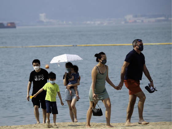 Beach reopen in Hong Kong under COVID-19 pandemic Hong Kong, China, Apr 02: Beach goers wear surgical mask play at the Gold Coast Beach in Hong Kong. Hong Kong China 6449_236306 Copyright: xKevinxOnxManxLee PentaxPressx