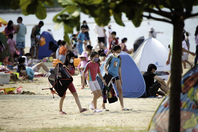 Beach reopen in Hong Kong under COVID-19 pandemic Hong Kong, China, Apr 02: Beach goers wear surgical mask play at the Gold Coast Beach in Hong Kong. Hong Kong China 6449_236307 Copyright: xKevinxOnxManxLee PentaxPressx