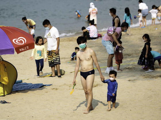 Beach reopen in Hong Kong under COVID-19 pandemic Hong Kong, China, Apr 02: Beach goers wear surgical mask play at the Gold Coast Beach in Hong Kong. Hong Kong China 6449_236313 Copyright: xKevinxOnxManxLee PentaxPressx