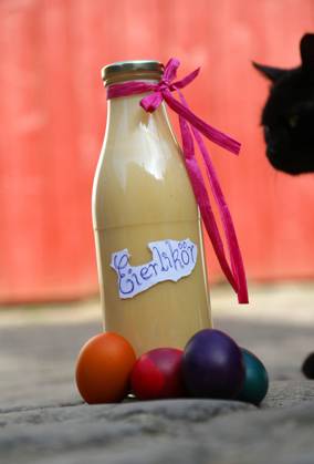 Eggnog 01 04 2021 , Ostramondra, homemade eggnog and colorful dyed eggs, a black cat comes curiously to it