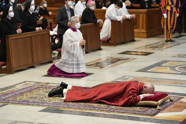 Bilder des Jahres 2021, News 04 April News Themen der Woche KW13 News Bilder des Tages April 2, 2021 : Pope Francis celebrates Good Friday Mass for the Passion of the Lord at St. Peter s Basilica in the Vatican, during the Covid-19 coronavirus pandemic Copyright: x VATICANxMEDIAx CPPx xIPAx x CatholicxPressxPhotox