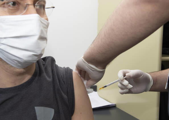 A man receives the Pfizer BioNTech COVID-19 vaccine in Ankara City Hospital, Turkey, on April 3, 2021. Turkey has confirmed 31,892 deaths and 3,400,296 positive cases of the coronavirus infection in the country. ( Copyright: AbdurrahmanxAntakyalix-xDepoxPho DSC_4368