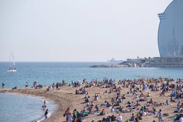 April 3, 2021, Barcelona, Catalonia, Spain: People are seen on the beach of Barceloneta.Barceloneta Beach in Barcelona is full in the 2021 beach season. In a state of alarm due to the corona virus pandemic, in Catalonia, the use of a mask and safety distances are mandatory in all public spaces to contain the spread of COVID- 19 Barcelona Spain - ZUMAd159 20210403_zia_d159_054 Copyright: xThiagoxPrudenciox