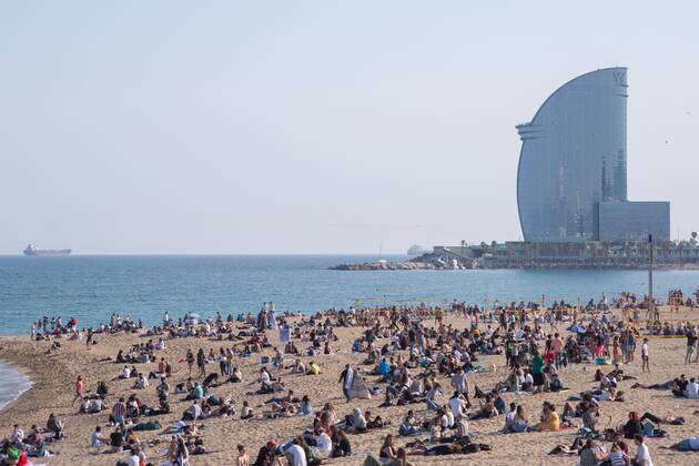 April 3, 2021, Barcelona, Catalonia, Spain: People are seen on the beach of Barceloneta.Barceloneta Beach in Barcelona is full in the 2021 beach season. In a state of alarm due to the corona virus pandemic, in Catalonia, the use of a mask and safety distances are mandatory in all public spaces to contain the spread of COVID- 19 Barcelona Spain - ZUMAd159 20210403_zia_d159_056 Copyright: xThiagoxPrudenciox