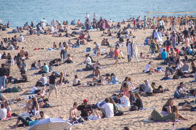 April 3, 2021, Barcelona, Catalonia, Spain: People are seen on the beach of Barceloneta.Barceloneta Beach in Barcelona is full in the 2021 beach season. In a state of alarm due to the corona virus pandemic, in Catalonia, the use of a mask and safety distances are mandatory in all public spaces to contain the spread of COVID- 19 Barcelona Spain - ZUMAd159 20210403_zia_d159_057 Copyright: xThiagoxPrudenciox