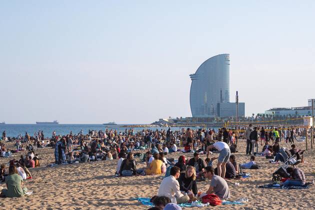 April 3, 2021, Barcelona, Catalonia, Spain: People are seen on the beach of Barceloneta.Barceloneta Beach in Barcelona is full in the 2021 beach season. In a state of alarm due to the corona virus pandemic, in Catalonia, the use of a mask and safety distances are mandatory in all public spaces to contain the spread of COVID- 19 Barcelona Spain - ZUMAd159 20210403_zia_d159_060 Copyright: xThiagoxPrudenciox