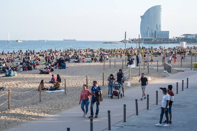April 3, 2021, Barcelona, Catalonia, Spain: People are seen on Barceloneta beach promenade.Barceloneta Beach in Barcelona is full in the 2021 beach season. In a state of alarm due to the corona virus pandemic, in Catalonia, the use of a mask and safety distances are mandatory in all public spaces to contain the spread of COVID- 19 Barcelona Spain - ZUMAd159 20210403_zia_d159_066 Copyright: xThiagoxPrudenciox