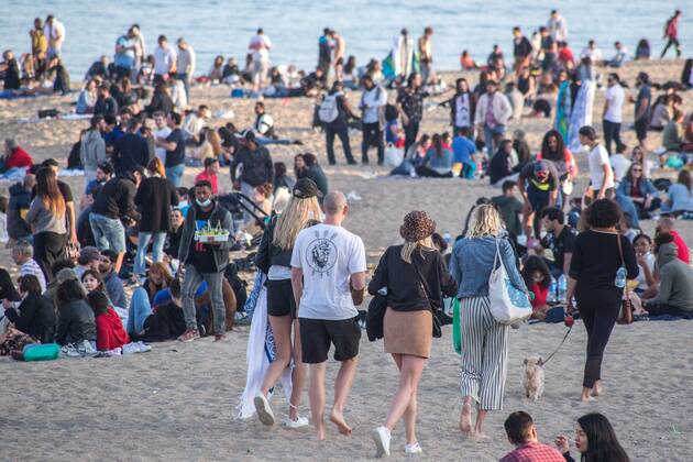 April 3, 2021, Barcelona, Catalonia, Spain: People are seen on the beach of Barceloneta.Barceloneta Beach in Barcelona is full in the 2021 beach season. In a state of alarm due to the corona virus pandemic, in Catalonia, the use of a mask and safety distances are mandatory in all public spaces to contain the spread of COVID- 19 Barcelona Spain - ZUMAd159 20210403_zia_d159_067 Copyright: xThiagoxPrudenciox