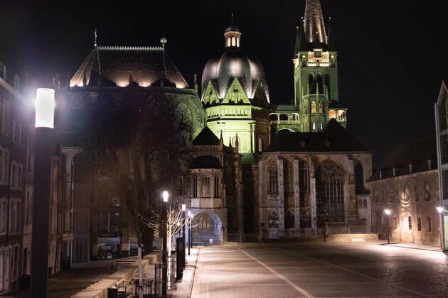 Like an abandoned city at the most central point of the city, the Katschhof. Aachen on Easter vigil between 10 p.m. and 11 p.m. A liturgy for Easter vigil takes place in Aachen Cathedral. In Aachen on April 3, 2021. GERMANY - AACHEN - EASTER Easter 2021 Covid Pandemic