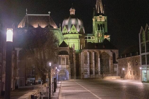Like an abandoned city at the most central point of the city, the Katschhof. Aachen on Easter vigil between 10 p.m. and 11 p.m. A liturgy for Easter vigil takes place in Aachen Cathedral. In Aachen on April 3, 2021. GERMANY - AACHEN - EASTER Easter 2021 Covid Pandemic