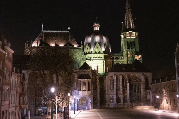 Like an abandoned city at the most central point of the city, the Katschhof. Aachen on Easter vigil between 10 p.m. and 11 p.m. A liturgy for Easter vigil takes place in Aachen Cathedral. In Aachen on April 3, 2021. GERMANY - AACHEN - EASTER Easter 2021 Covid Pandemic