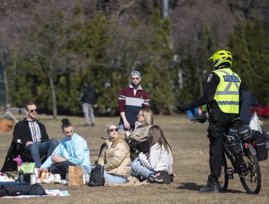 April 4, 2021, Montreal, PQ, Canada: Police talk with people as they gather in a park in Montreal, Sunday, April 4, 2021, as the COVID-19 pandemic continues in Canada and around the world. Montreal Canada - ZUMAc35_ 20210404_zaf_c35_069 Copyright: xGrahamxHughesx