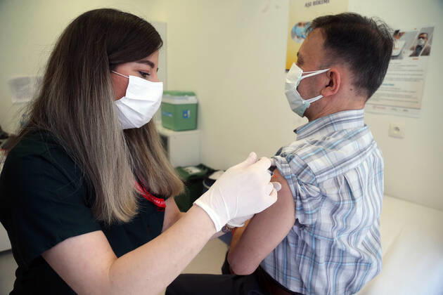 (210405) -- ANKARA, April 5, 2021 -- A man receives the COVID-19 vaccine in Ankara, Turkey, on April 5, 2021. Turkey on Monday reported 42,551 new coronavirus cases. Among the new cases, 1,706 are symptomatic patients, and the tally of infections in the country reached 3,529,601, according to the country s health ministry. (Photo by Xinhua) TURKEY-ANKARA-COVID-19-CASES MustafaxKaya