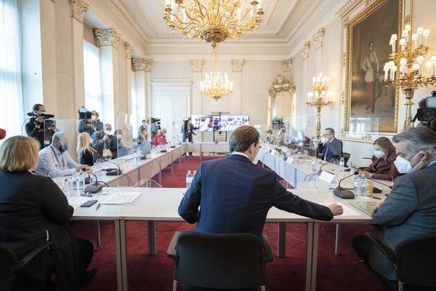 Pan shot Vienna: Corona video conferencing - Government meeting with experts Kameraschwenk zu Beginn des Beratungstreffens der Regierung im Bundeskanzleramt: Videokonferenz der Regierung mit Expertinnen und Experten sowie den Landeshauptleuten zur aktuellen Coronavirus Situation in Österreich. Im Bild: Bundeskanzler Sebastian Kurz (ÖVP), Vizekanzler Werner Kogler (GRÜNE) sowie Expertinnen und Experten. Wien, Österreich. 06.4. 2021