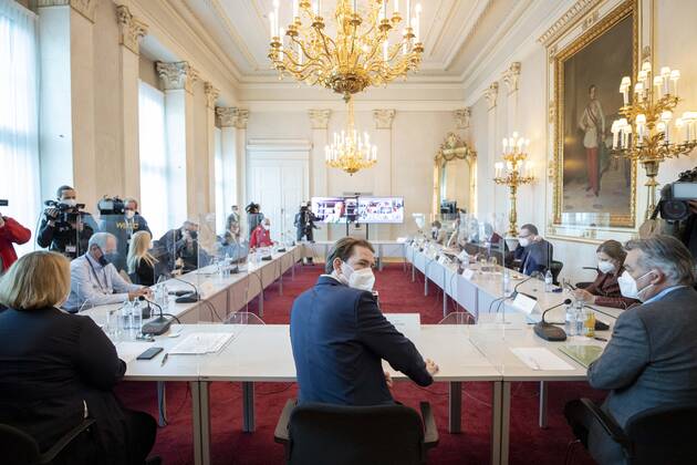 Pan shot Vienna: Corona video conferencing - Government meeting with experts Kameraschwenk zu Beginn des Beratungstreffens der Regierung im Bundeskanzleramt: Videokonferenz der Regierung mit Expertinnen und Experten sowie den Landeshauptleuten zur aktuellen Coronavirus Situation in Österreich. Im Bild: Bundeskanzler Sebastian Kurz (ÖVP), Vizekanzler Werner Kogler (GRÜNE) sowie Expertinnen und Experten. Wien, Österreich. 06.4. 2021