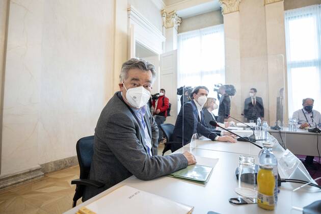 Pan shot Vienna: Corona video conferencing - Government meeting with experts Kameraschwenk zu Beginn des Beratungstreffens der Regierung im Bundeskanzleramt: Videokonferenz der Regierung mit Expertinnen und Experten sowie den Landeshauptleuten zur aktuellen Coronavirus Situation in Österreich. Im Bild: Bundeskanzler Sebastian Kurz (ÖVP), Vizekanzler Werner Kogler (GRÜNE) sowie Expertinnen und Experten. Wien, Österreich. 06.4. 2021