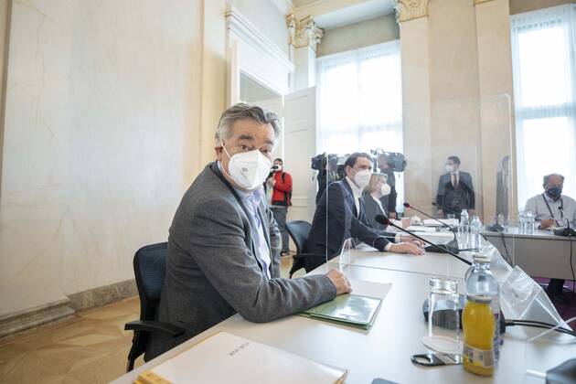 Pan shot Vienna: Corona video conferencing - Government meeting with experts Kameraschwenk zu Beginn des Beratungstreffens der Regierung im Bundeskanzleramt: Videokonferenz der Regierung mit Expertinnen und Experten sowie den Landeshauptleuten zur aktuellen Coronavirus Situation in Österreich. Im Bild: Bundeskanzler Sebastian Kurz (ÖVP), Vizekanzler Werner Kogler (GRÜNE) sowie Expertinnen und Experten. Wien, Österreich. 06.4. 2021