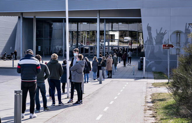 Long cow at Falck s lightning test, fast test center in Gigantium in Aalborg OEst, Tuesday 6 April 2021, Aalborg Jylland Copyright: HenningxBagger HenningxBaggerx COP109 spdk20210406-161224-L