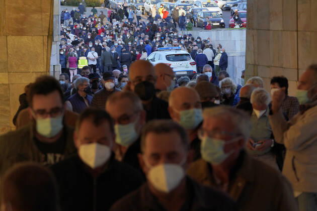A long line of people crowds in the mass vaccination of Santiago de Compostela to April 6, 2021. The mass vaccination scheduled for this Tuesday afternoon in Santiago suffers delays and there have been queues and crowds at the doors of the Eisseman room, in the Cidade da Cultura. 6 APRIL 2021 Ãlvaro Ballesteros LagenciaEP 04 06 2021 Santiago de Compostela (Spain) Santiago de Compostela (Spain) Spain Copyright: xÃlvaroxBallesterosx 3634546