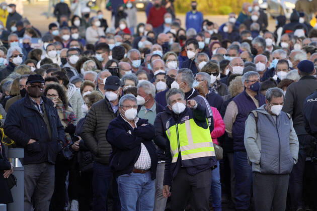 A long line of people crowds in the mass vaccination of Santiago de Compostela to April 6, 2021. The mass vaccination scheduled for this Tuesday afternoon in Santiago suffers delays and there have been queues and crowds at the doors of the Eisseman room, in the Cidade da Cultura. 6 APRIL 2021 Ãlvaro Ballesteros LagenciaEP 04 06 2021 Santiago de Compostela (Spain) Santiago de Compostela (Spain) Spain Copyright: xÃlvaroxBallesterosx 3634547