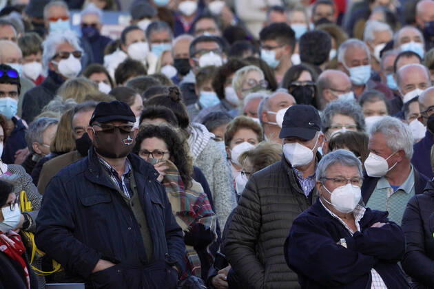 A long line of people crowds in the mass vaccination of Santiago de Compostela to April 6, 2021. The mass vaccination scheduled for this Tuesday afternoon in Santiago suffers delays and there have been queues and crowds at the doors of the Eisseman room, in the Cidade da Cultura. 6 APRIL 2021 Ãlvaro Ballesteros LagenciaEP 04 06 2021 Santiago de Compostela (Spain) Santiago de Compostela (Spain) Spain Copyright: xÃlvaroxBallesterosx 3634548