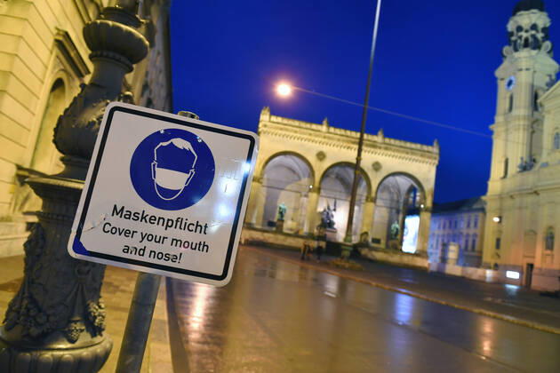 Theme image Is the bridge lockdown coming to break the third wave Deserted Odeonsplatz in Munich with Feldherrnhalle and Theatiner church Sign Maskenpflicht in den Fussgaengerzonen in Muenchen on 06 04 2021 Ausgangssperre,Ausgangsbeschraenkung,Nachtaufnahme,