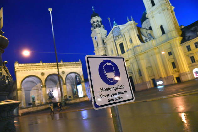 Theme image Is the bridge lockdown coming to break the third wave Deserted Odeonsplatz in Munich with Feldherrnhalle and Theatiner church Sign Maskenpflicht in den Fussgaengerzonen in Muenchen on 06 04 2021 Ausgangssperre,Ausgangsbeschraenkung,Nachtaufnahme,