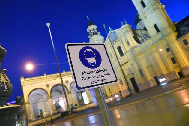 Theme image Is the bridge lockdown coming to break the third wave Deserted Odeonsplatz in Munich with Feldherrnhalle and Theatiner church Sign Maskenpflicht in den Fussgaengerzonen in Muenchen on 06 04 2021 Ausgangssperre,Ausgangsbeschraenkung,Nachtaufnahme,