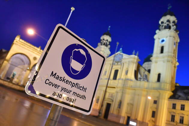 Theme image Is the bridge lockdown coming to break the third wave Deserted Odeonsplatz in Munich with Feldherrnhalle and Theatiner church Sign Maskenpflicht in den Fussgaengerzonen in Muenchen on 06 04 2021 Ausgangssperre,Ausgangsbeschraenkung,Nachtaufnahme,