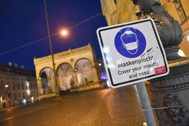Theme image Is the bridge lockdown coming to break the third wave Deserted Odeonsplatz in Munich with Feldherrnhalle and Theatiner church Sign Maskenpflicht in den Fussgaengerzonen in Muenchen on 06 04 2021 Ausgangssperre,Ausgangsbeschraenkung,Nachtaufnahme,