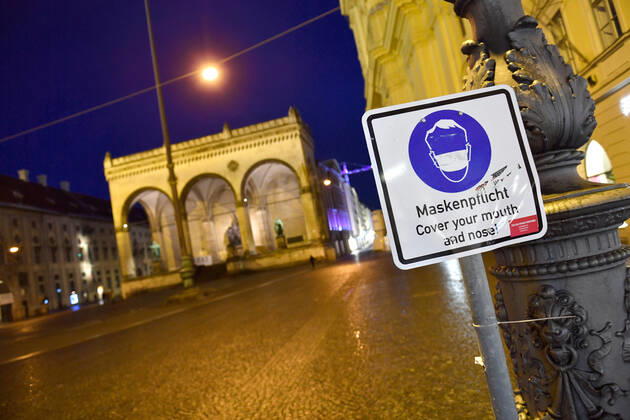 Theme image Is the bridge lockdown coming to break the third wave Deserted Odeonsplatz in Munich with Feldherrnhalle and Theatiner church Sign Maskenpflicht in den Fussgaengerzonen in Muenchen on 06 04 2021 Ausgangssperre,Ausgangsbeschraenkung,Nachtaufnahme,