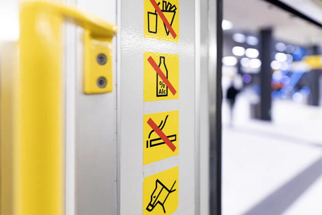 Pictograms in Berlins underground railway, which passengers can use to read the house rules, such as a ban on alcohol, a ban on smoking, a muzzle requirement for dogs or a ban on eating open food and drinks Topic image, symbol image Berlin, 06 04 2021 Foto:xC.xHardtx xFuturexImage