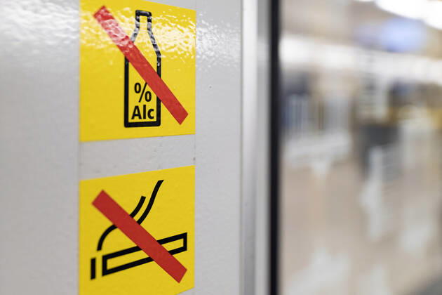 Pictograms in Berlins underground railway, which passengers can use to read the house rules, such as a ban on alcohol, a ban on smoking, a muzzle requirement for dogs or a ban on eating open food and drinks Topic image, symbol image Berlin, 06 04 2021 Foto:xC.xHardtx xFuturexImage