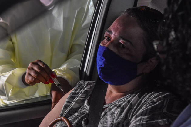 SÃO PAULO, SP - 12.04.2021: VACINAÇÃO CONTRA O COVID19 SP - Vaccination against Covid-19, (Coronavirus) at the drive thru post of Shopping Campo Limpo, this Monday (12). Elderly people over 67 years old, education professionals from 47 years old in drive thru and AMAS posts in the capital are being vaccinated. x2052673x RobertoxCasimiro