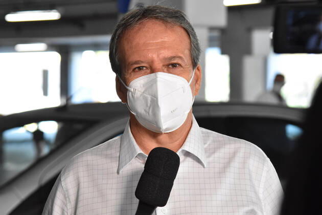 SÃO PAULO, SP - 12.04.2021: VACINAÇÃO CONTRA O COVID19 SP - Vaccination against Covid-19, (Coronavirus) at the drive thru post of Shopping Campo Limpo, this Monday (12). Elderly people over 67 years old, education professionals from 47 years old in drive thru and AMAS posts in the capital are being vaccinated. In the photo Edson Aparecido dos Santos, Municipal Secretary of Health of SP. x2052680x RobertoxCasimiro