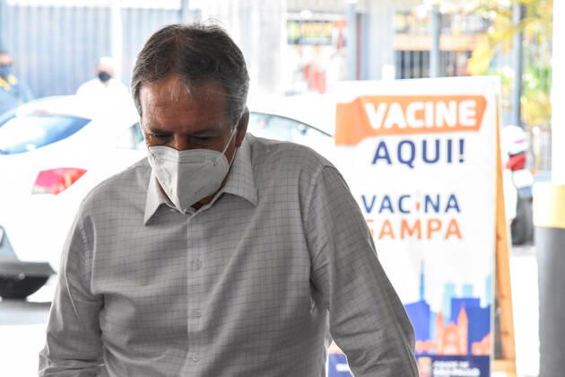 SÃO PAULO, SP - 12.04.2021: VACINAÇÃO CONTRA O COVID19 SP - Vaccination against Covid-19, (Coronavirus) at the drive thru post of Shopping Campo Limpo, this Monday (12). Elderly people over 67 years old, education professionals from 47 years old in drive thru and AMAS posts in the capital are being vaccinated. In the photo Edson Aparecido dos Santos, Municipal Secretary of Health of SP. x2052685x RobertoxCasimiro