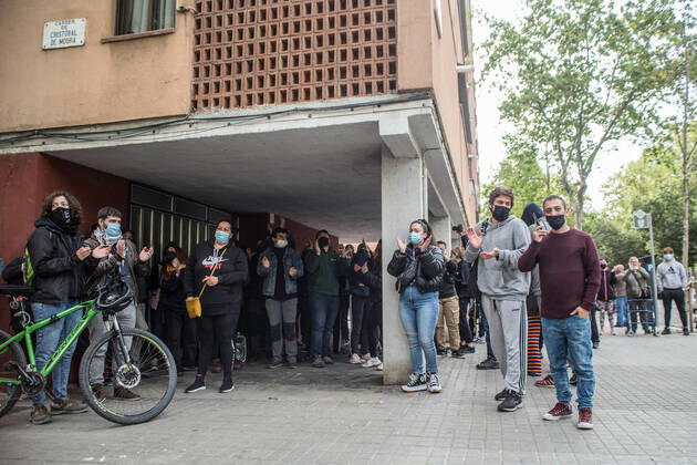 April 15, 2021, Barcelona, Catalonia, Spain: Neighbors and housing activists jubilate while blocking the door of the apartment, preventing the passage of the judicial commission who intends to evict the occupants of a house..The Barcelona Housing Union stops an eviction of a family made up by a couple and a little girl..On April 14, the president of the Spanish government, Pedro Sanchez, announced the extension, for three more months from May 9, of the ban on evictions in the period of the state of alarm of the coronavirus pandemic. Despite the prohibition, evictions continue to happen and the Housing Unions continue to act to prevent them. Barcelona Spain - ZUMAs197 20210415_zaa_s197_016 Copyright: xThiagoxPrudenciox