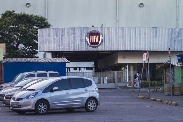 Coronavirus in Brasilien, FIAT lässt Mitarbeiter in Betim impfen BETIM, MG - 15.04.2021: FIAT DARÁ FÉRIAS PARA 2000 FUNCIONÁRIOS - FIAT will give collective vacations to 1,900 employees in Betim, MG. The automaker informed that starting next Monday the 19th it will give a collective vacation of 10 days due to irregularities in the supply of parts and electronic components. x2054055x  LucianoxMariano